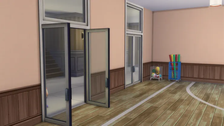 其實挺像我以前學校的模樣，禮堂有點肅穆，但裝潢很一般，木地板有球場的線。