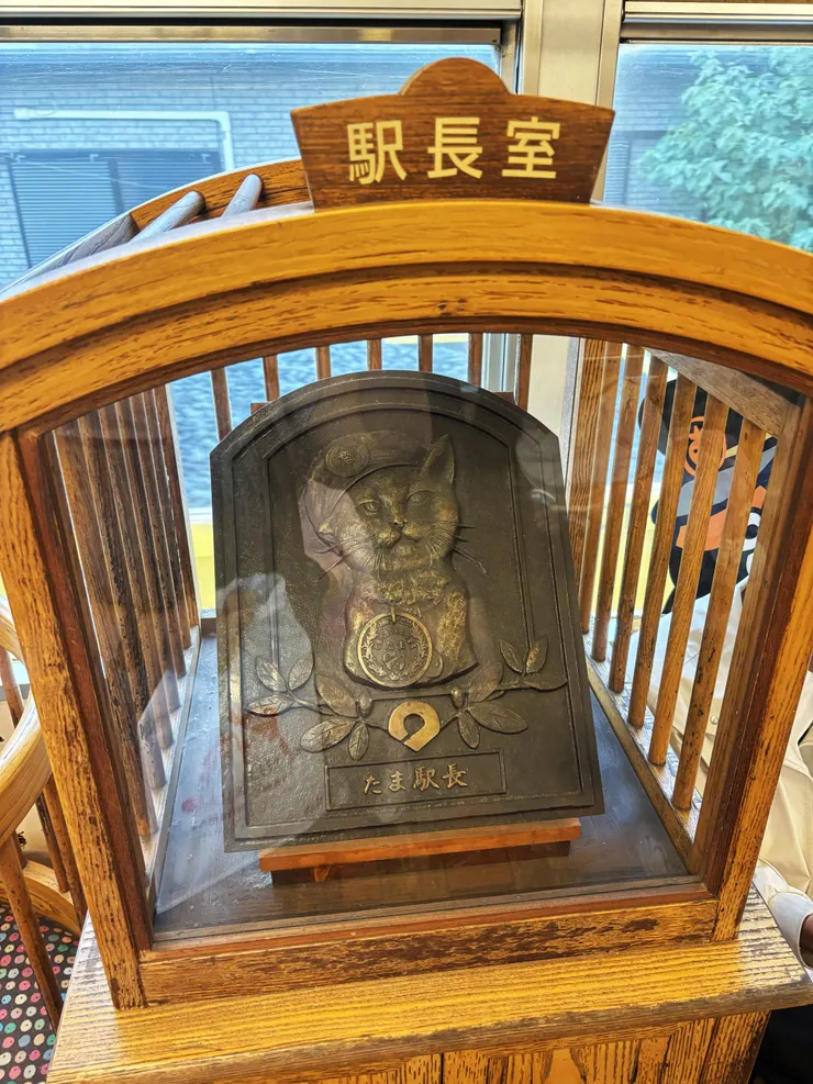 在第一節車廂的站長室，是已回喵星的第一代小玉銅像（自行拍攝）
