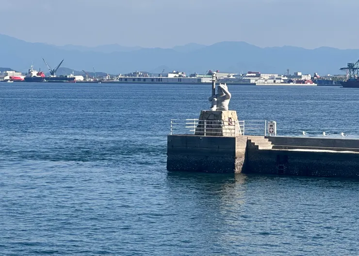 在港口瞭望的小鬼