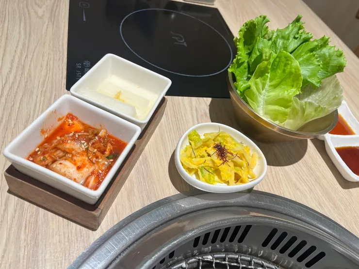 雙味小品(泡菜、醃蘿蔔)、包肉生菜