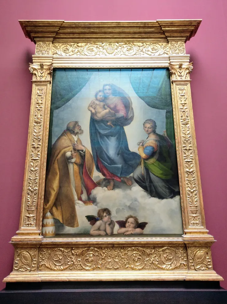 鎮館之寶，拉婓爾的《西斯廷聖母》Die Sixtinische Madonna Raffael (1483-1520)： 聖母瑪利亞抱著聖嬰從天庭來到人間，生動地描繪了耶穌的誕生。母子嚴肅的面部表情反映出他們對即將到來的基督受難的認知。左側，聖西斯托謙卑地跪下，右側，聖芭芭拉則完全退縮。這兩位聖徒在聖西斯托教堂的主祭壇上受到崇敬，因此拉斐爾將他們納入畫中。在繪畫的最後階段，拉斐爾添加了兩位小天使，他們懶洋洋地躺在下方的矮牆上。他們的等待顯然暗示著耶穌的化身過程。也有人認為，他們正在等待畫作前在祭壇上舉行的彌撒，之後他們將把聖體帶到天國。從構圖上看，他們一再吸引觀者的目光向上註視畫面。－引自網路