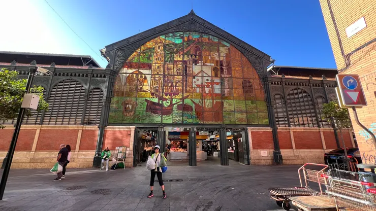 採買了鮭魚、蛤蜊、蝦、 中卷、洋蔥、蒜頭、菠菜、 櫻桃、木瓜，香菇、萵苣。 花費約台幣1300元。