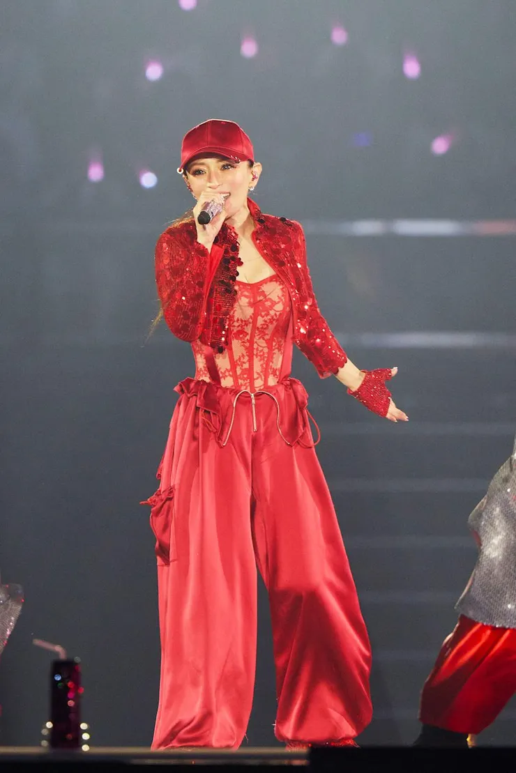 一身簡約又不失氣質的全紅運動勁裝