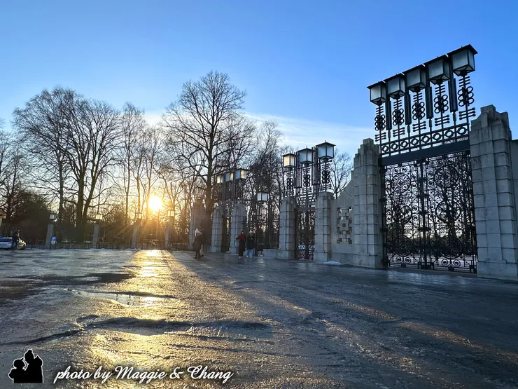 維格蘭雕塑公園正門由五座大門、兩座小門和兩座銅頂門樓組成，都裝飾有風向標正門從 1926 年開始設計，並於 1942 年建成 ↓