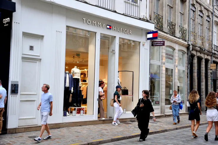 【老婆到Tommy Hilfigerm更換前買的衣服，結果我又買了一件99歐的。這次遊歐，購物花費最大就在這間，但和老婆2人也不過買了二、三百歐，連退稅都覺得没彩工。】