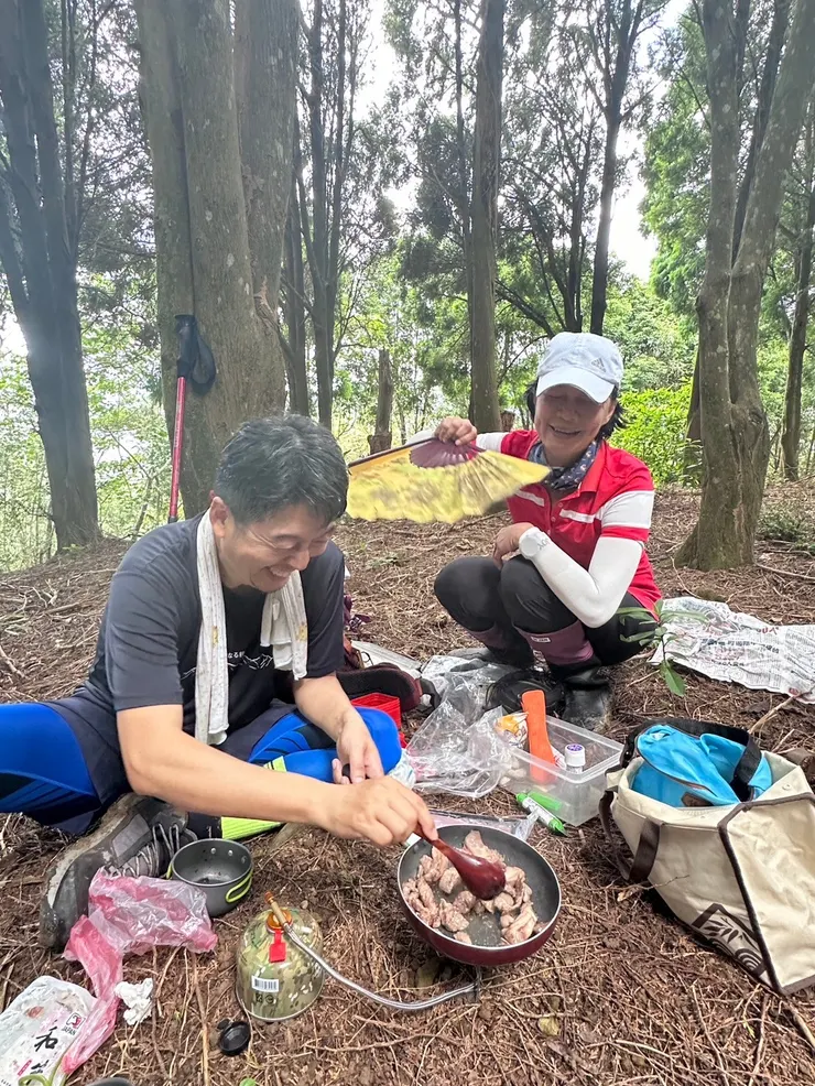 大廚忙著煎肉，自己連一塊都沒吃，還笑著說自己看著我們吃就心滿意足了，不禁讓我想到歐陽修的醉翁亭記：人知從太守游而樂，而不知太守之樂其樂也。