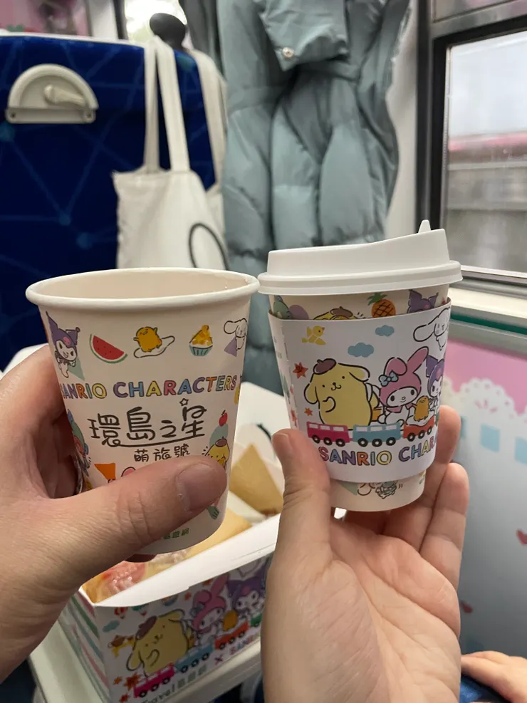 杯子的造型也是超可愛！飲料喝不夠還可以一直續杯。