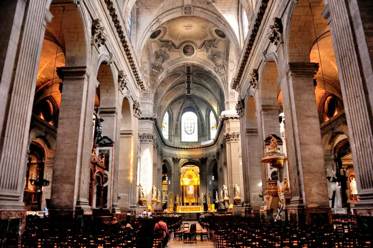 【羅馬式聖許畢斯教堂巴黎第二大 用神秘為它添聲名是達文西密碼！】