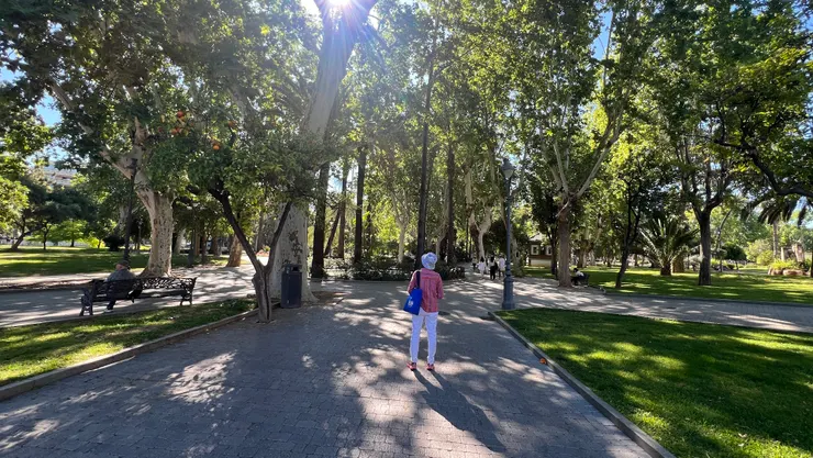 農業公園位於三條大道之間， 我們穿過公園感受悠閒氛圍。