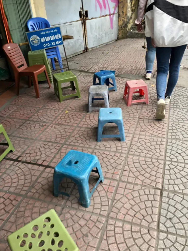 路上到處都有小板凳