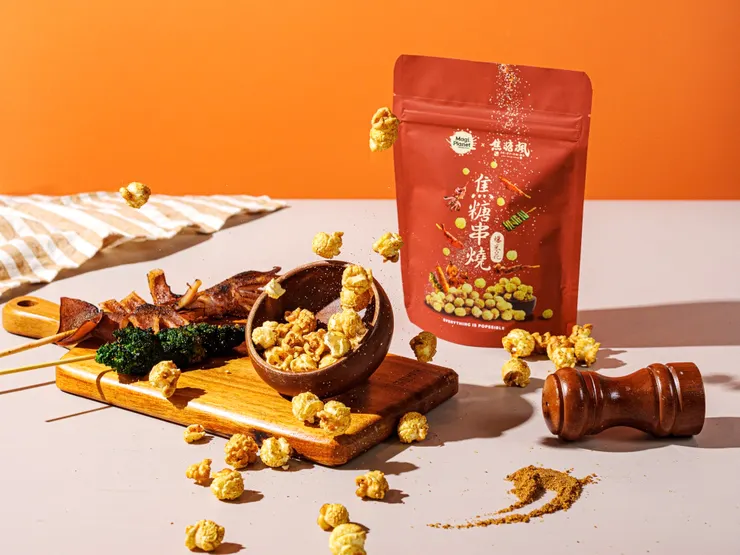 圖說：焦糖楓與星球工坊爆米花推出聯名焦糖串燒口味爆米花，甜鹹滋味迷人好吃。（資料來源：焦糖楓）