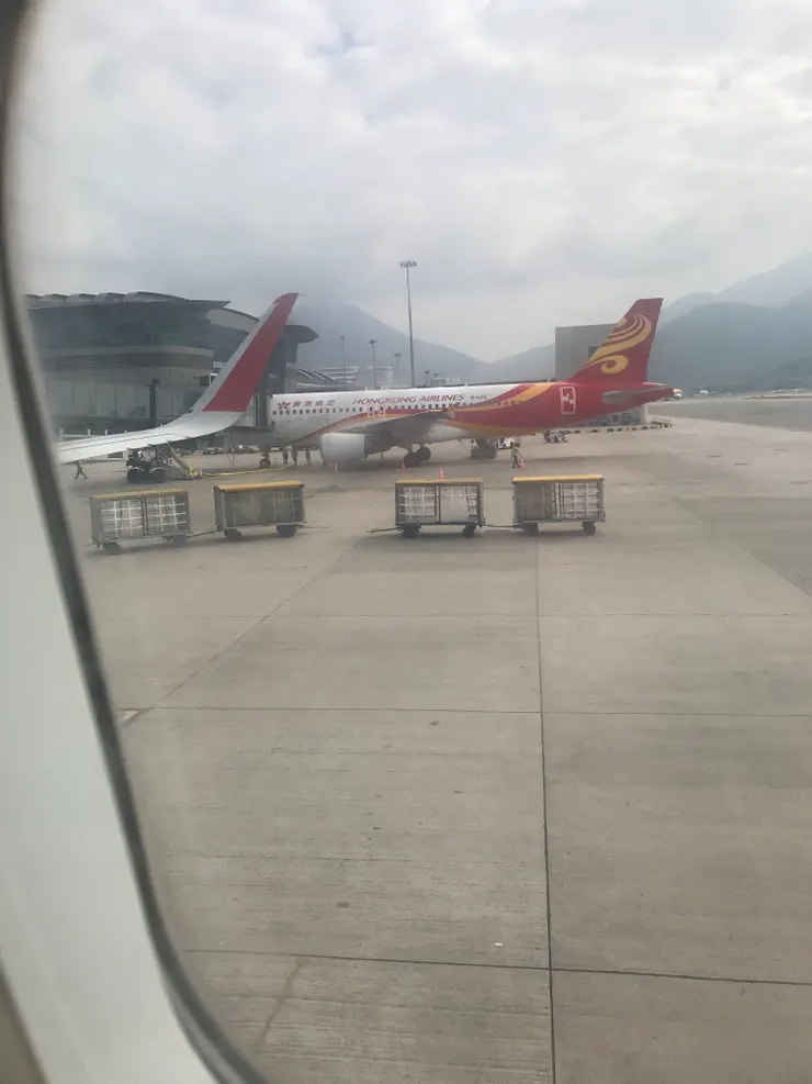 這裏是香港機場的停機坪。轉眼間便到了另一個地方了。(其實也不是轉眼間,也坐了4個小時。)
