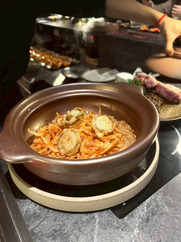 月見鮭魚卵櫻花蝦炒飯，圓形的炸物是大蔥，增添蔥的香甜～