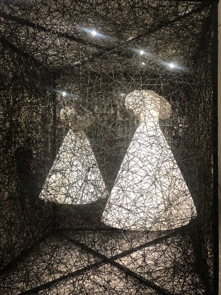 〈時空的反射〉，2018，白洋裝、鏡子、金屬框、Alcantara 黑線，280 x 300 x 400 cm，由 Alcantara S.p.A. 委託製作，照片攝於台北市立美館展場。