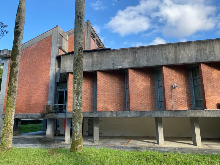 建築西面的折角，是為適應熱帶環境所做的設計