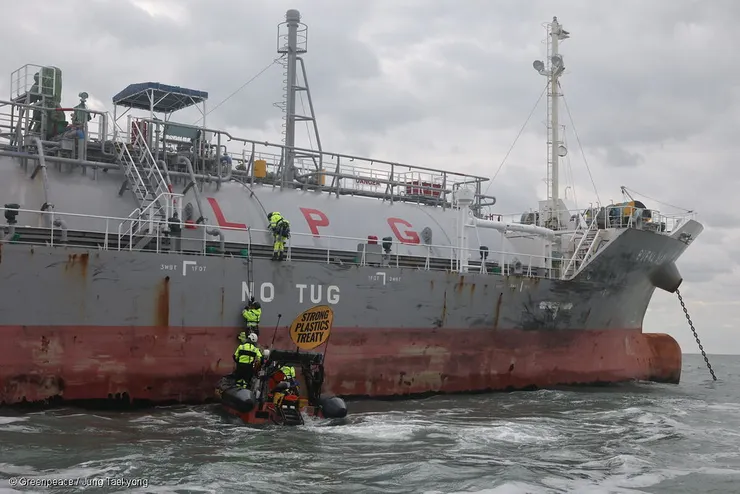 此舉標誌著美國在塑膠政策上的重大轉變，也將對全球塑膠產業產生深遠影響。環保團體對此表示歡迎，認為這將有助於解決全球塑膠污染問題；而部分產業領袖則批評此舉是對產業的打擊，並可能導致就業機會的流失。