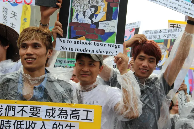 移工抗議惡劣的勞動待遇（紀錄片劇照，居中男性為紀錄片主角之一陳維興）