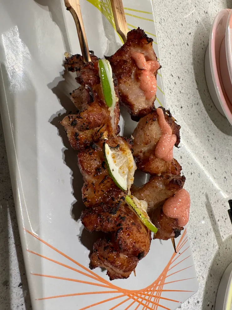 這個烤雞肉，還可以；但是我喜歡路邊攤的烤串味道