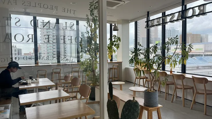 雖然外面也只是建築，但坐窗邊確實讓人心曠神怡。