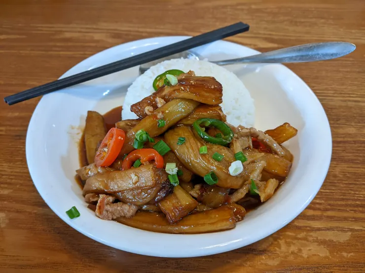 金泰茶餐廳：魚香茄子飯MOP$36，這間的魚香茄子裡面真的有魚！調味很下飯，但吃到後來有點膩