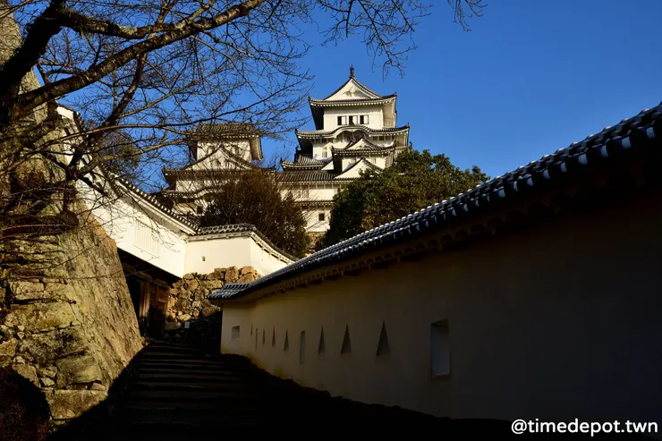 登城道路狹窄，牆上還有銃眼作為防禦據點