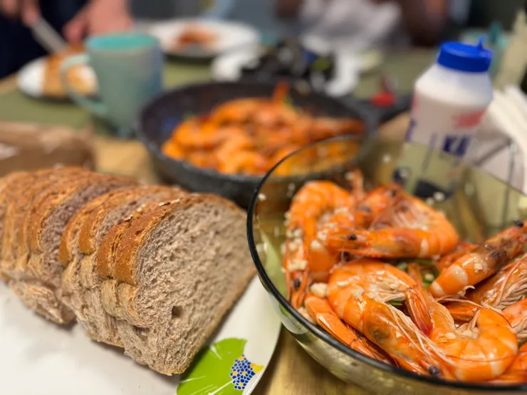 面對如此美味的海鮮, 學徒老人家烹飪魂大爆發