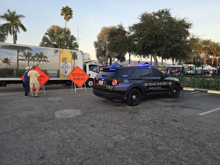 美國不管哪邊也都會有警車🤣