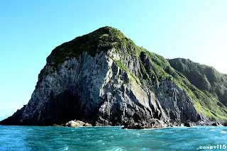 島嶼東北端有巨大的峭壁與海蝕洞