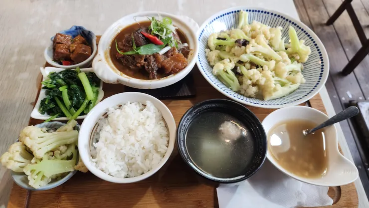 那盤白花椰菜是我加點的，因為我想要多吃點青菜。本來以為會是不同的青菜~哈