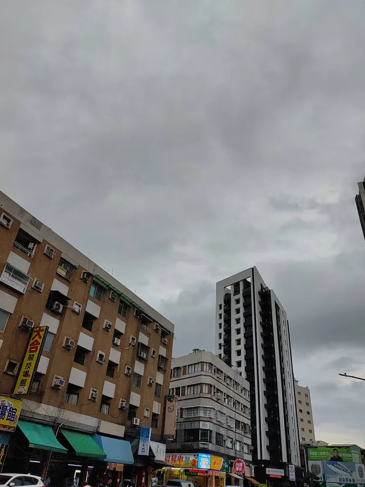 傍晚,陰綿的天空