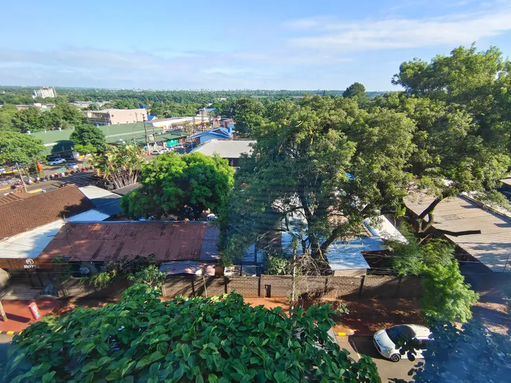 由伊瓜蘇港的旅館房間往外看，遠處是巴西，左方綠皮屋頂就是巴士總站。