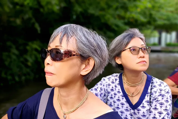 【船上遊河中的老婆與 Jayasri，手機拍，被軟體修成美魔女。】