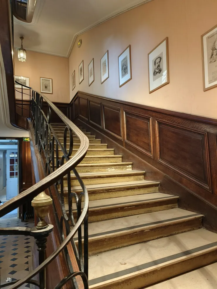 【雨果故居博物館在孚日廣場6號2樓，拾級而上可邊觀看牆上張掛的與作家有關的圖資展示。】