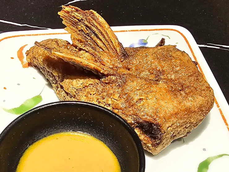 現點現炸的酥香，沾上一口特製金桔醬，這就是宜蘭式的確幸。