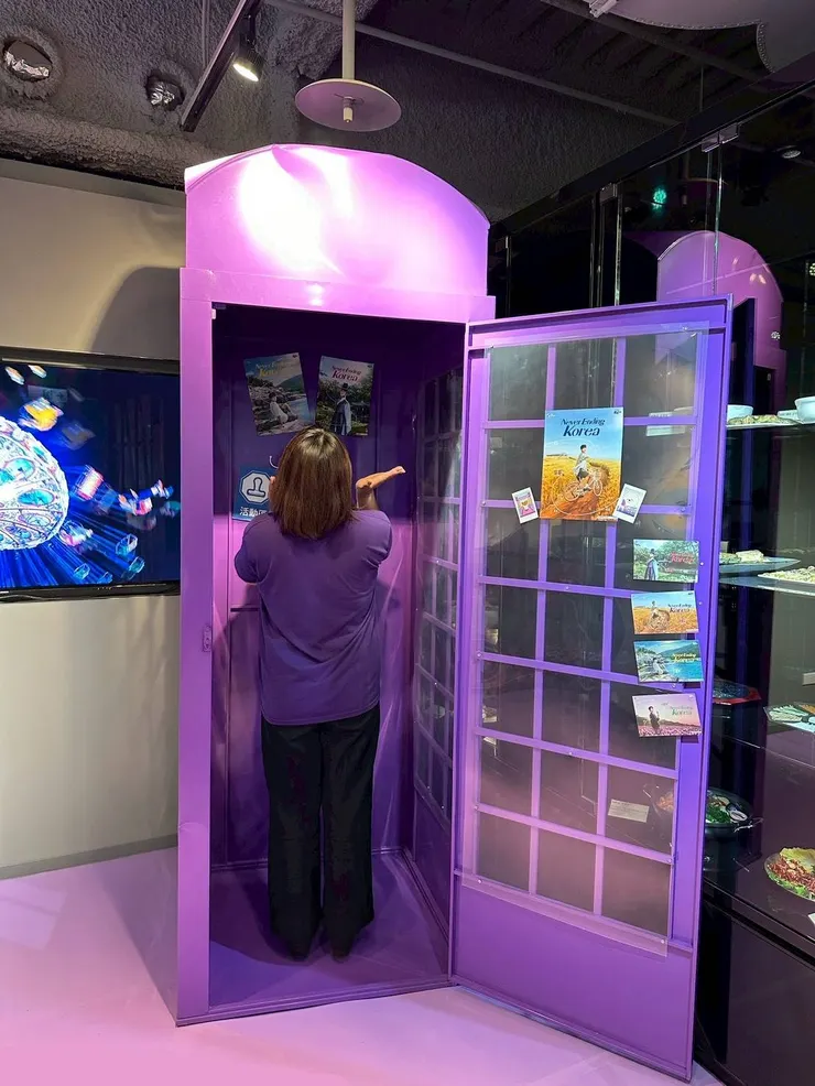 我們把全羅南道新安郡紫島的電話亭搬進KOREA PLAZA了