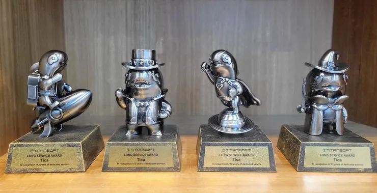 全新推出的長期服務獎盃，以吉祥物 Tica 為主角，各年份的角色代表著「鈦坦人的進化之路」！