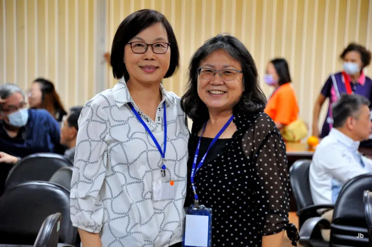 月珠與麗峰(右)，特別要求我為拍一張。世界好小，麗峰與JB老婆高中同學，女婿又是JB同事。