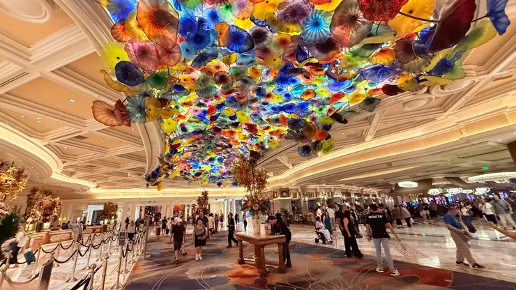 玻璃花大廳人來人往