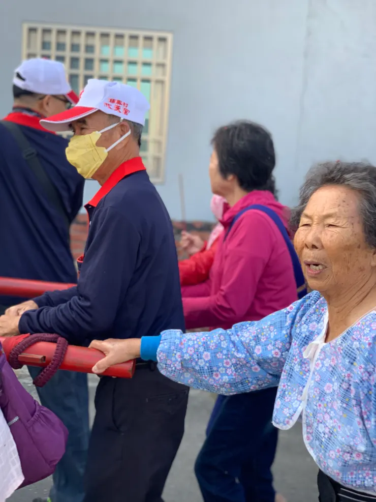 阿嬤多番催促叮嚀，不要只顧攝影，趕緊來推神轎(老一輩其實很懼怕五年王的神威，這又是另一段故事)