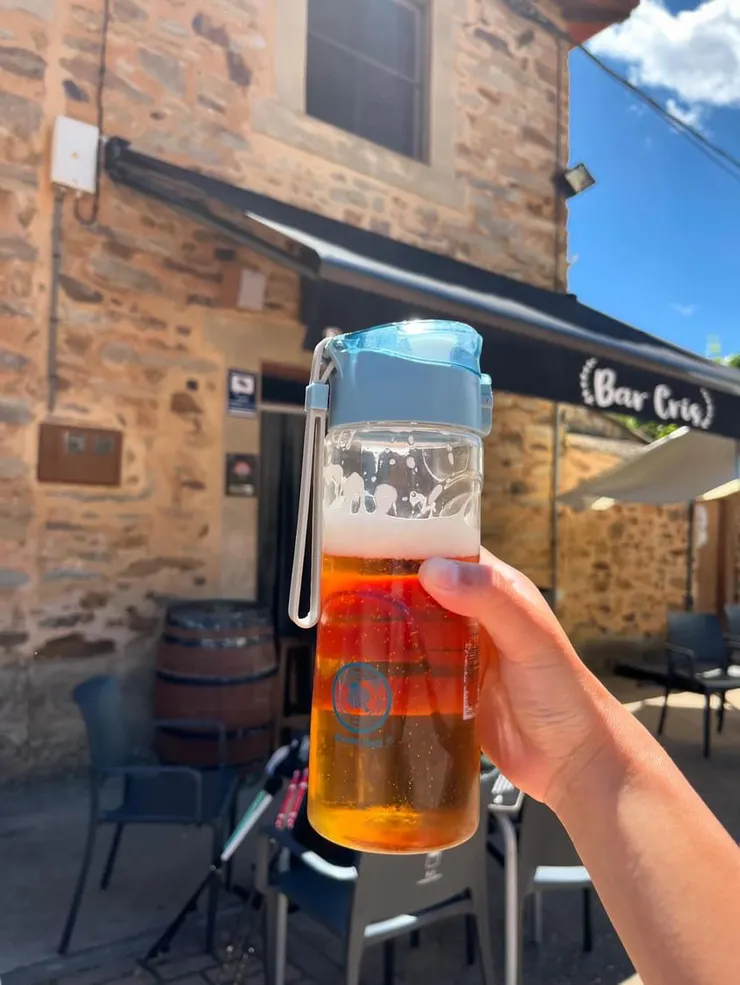 我邀請mei一起加入走路喝啤酒的行列，結果他半路就喝起來了，哈哈。