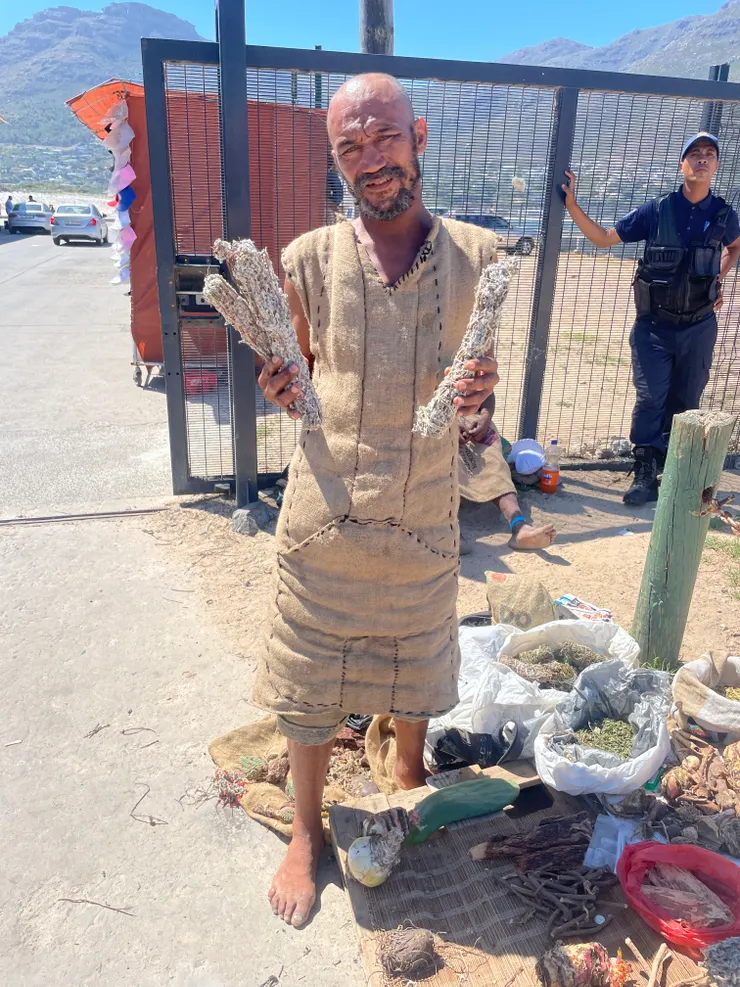 穿著原始布料的嬉皮在路邊擺攤