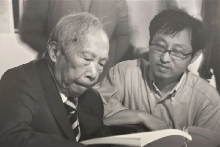 2007年，王大閎（左）在台中TADA Center「久違了，王大閎先生！」建築展開幕會場/鄒昌明攝影(筆者拍攝自本展覽會場看板)