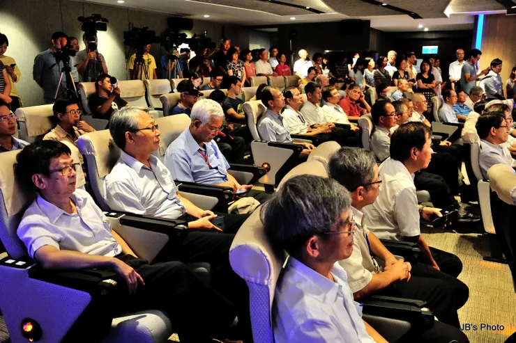 【聽餘生規劃醫療保健滿座盡白頭！但這是「示意圖」，為2016/9/2新舊任總經理在此交接的歷史鏡頭，照片中人現泰半已退休。】