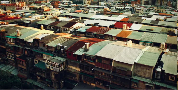 人與其棲居地有著愛戀依存關係，但外地人往往採取審美視線評估環境，投射喜愛、贊美或厭惡之情，唯有在地人才首先考慮生活機能。