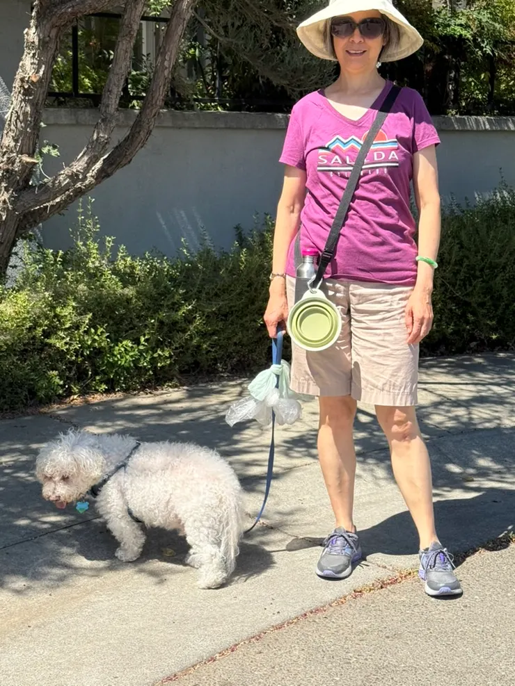 我的水壺上綁著Benny喝水用的碗