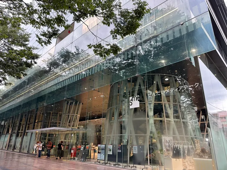 外觀全是透明玻璃的仙台媒體中心，會隨著四季變化反射出外部景色，讓原本冰冷的建築變得柔和有溫度