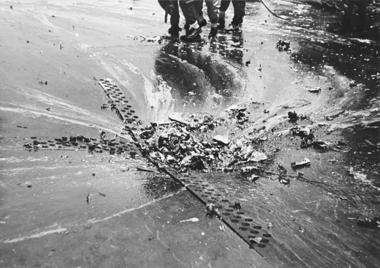 可畏號飛行甲板上的坑洞。