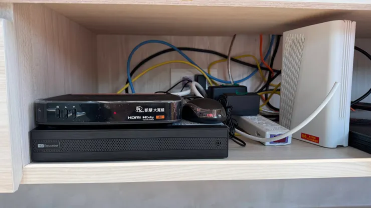 藏在電視櫃的監視器主機。主機是否連接網路才是資料是否流出的關鍵!