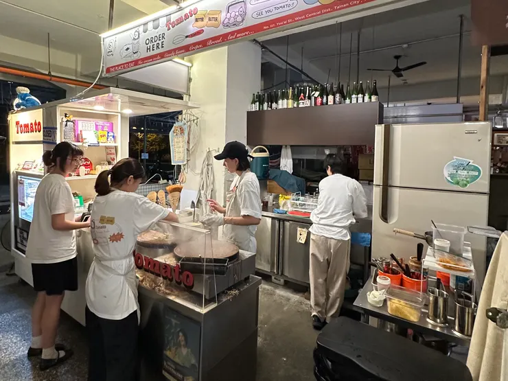 選擇了這家可麗餅小店,工作人員合力炮製可麗餅。