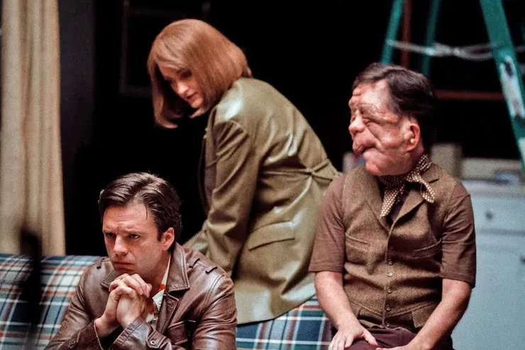 Oswald（右一）擁有和 Edward（左一）一樣的缺陷，卻充滿自信和魅力，深受人們的喜愛。來源：《非常男人》電影劇照